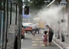 喷雾降温设备解决火车站出租车候车区的高温闷热的问题